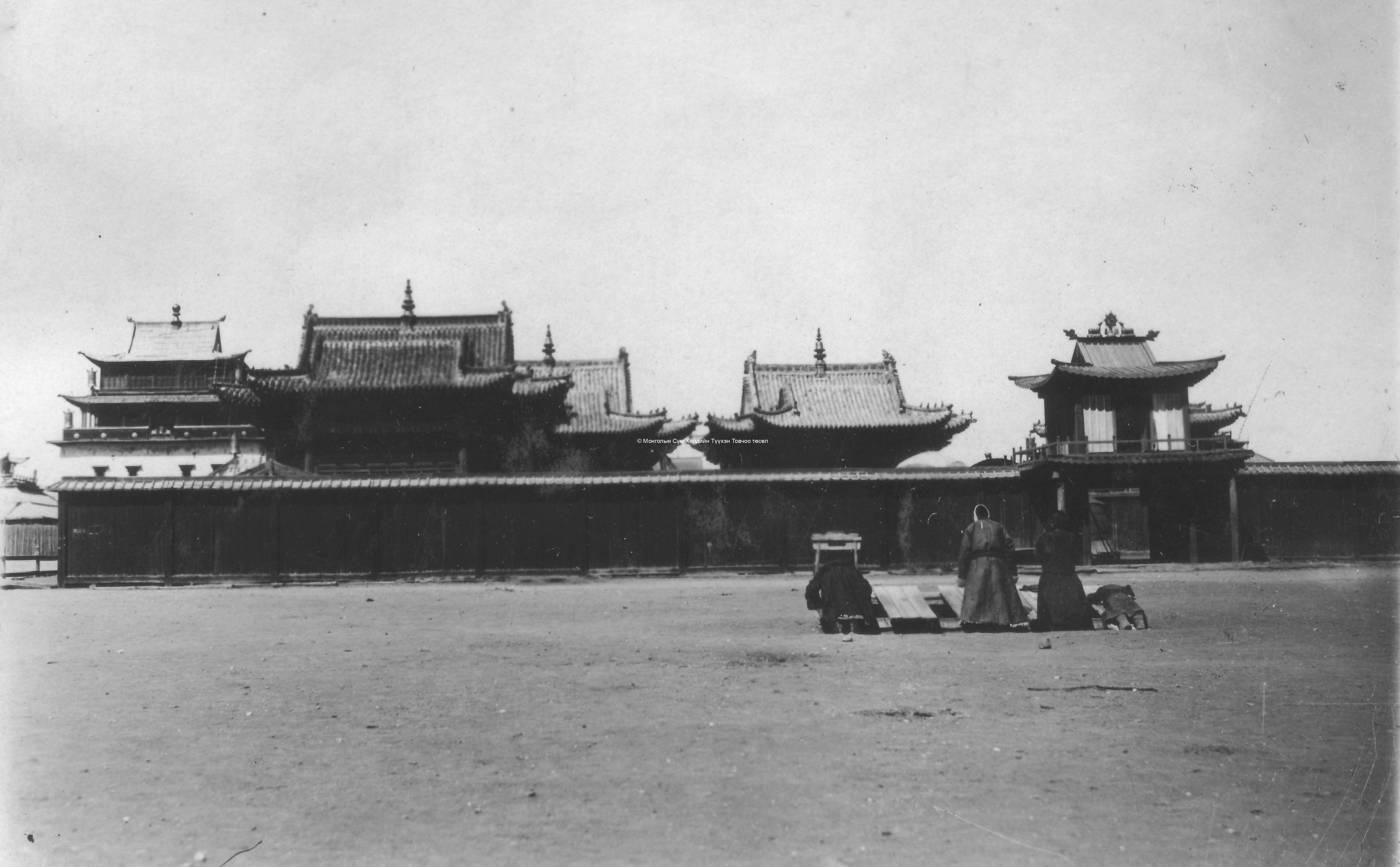 Devotees in front of the old courtyard with the relics temples, and Janraiseg temple on the background. Film Archives ?